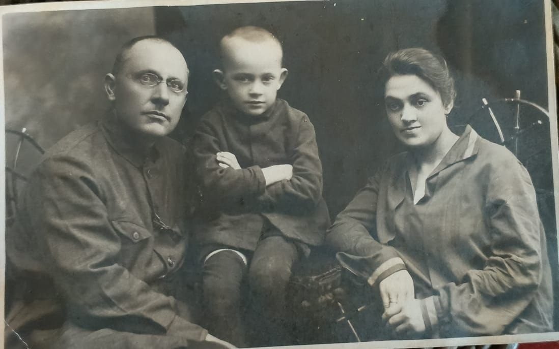 Дмитрий Герасимович и Анна Васильевна Чебановы с ребёнком, Грозный, 1929