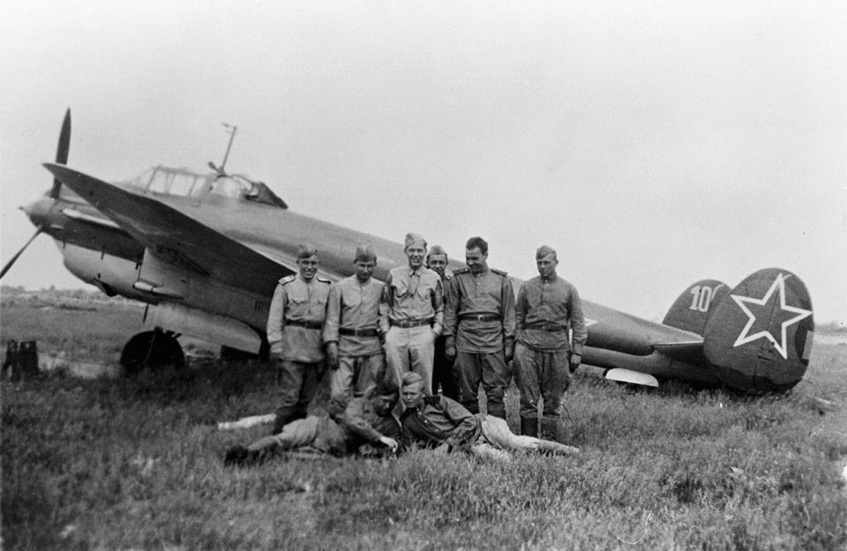 Pe-2 dive bomber - Yuri Figurovsky served as an instrument mechanic on such machines (photo taken in 1944).