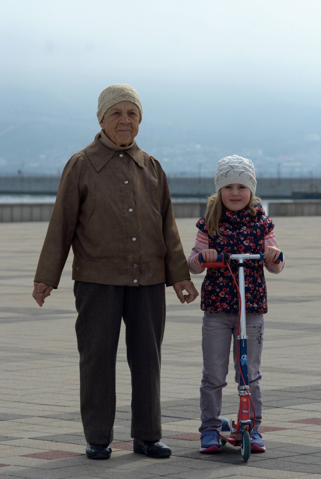 Ekaterina Konstantinovna with her great-granddaughter Masha on the Novorossiysk embankment. Around 2016.